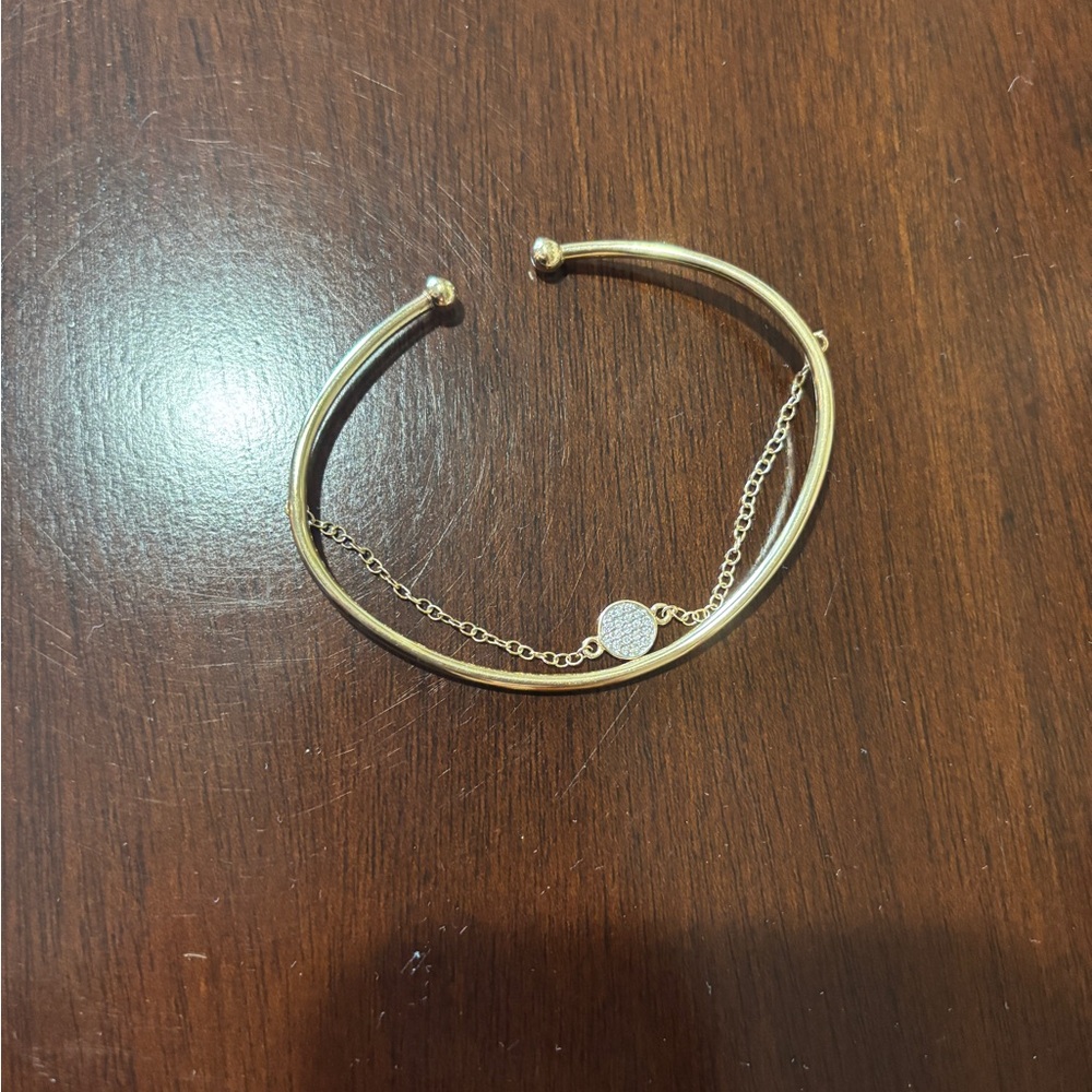 Elegant Gold Bracelet with Chain Accent